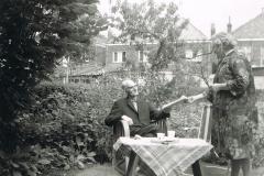 Haye-en-Riek-in-de-tuin-Zeelsterstraat