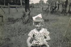 Engeltje-Eising-op-fietsje-in-de-Wijk-1939