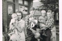 Geert-Gezinus-Henk-en-Dick-met-evacuee-Gouswaard-1943