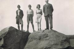 Geert-Gezinus-en-evacue-met-vader-Jan-Eising-op-hunebed-Borger-1943