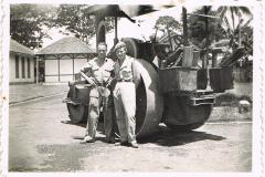 Geert-bij-de-wegenwals-in-Bandoeng-1949