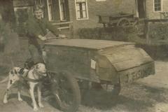 Geert-op-de-bakfiets-met-trekhond-1944