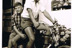 Henk-met-zijn-nieuwe-Fongers-1957