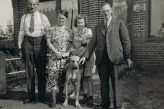 Jan-Eising-met-de-familie-Gouswaard-uit-Rotterdam-en-Henk-op-de-hond-1943