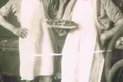 bakker-Jan-Eising-met-zijn-eerste-knecht-1928-1931